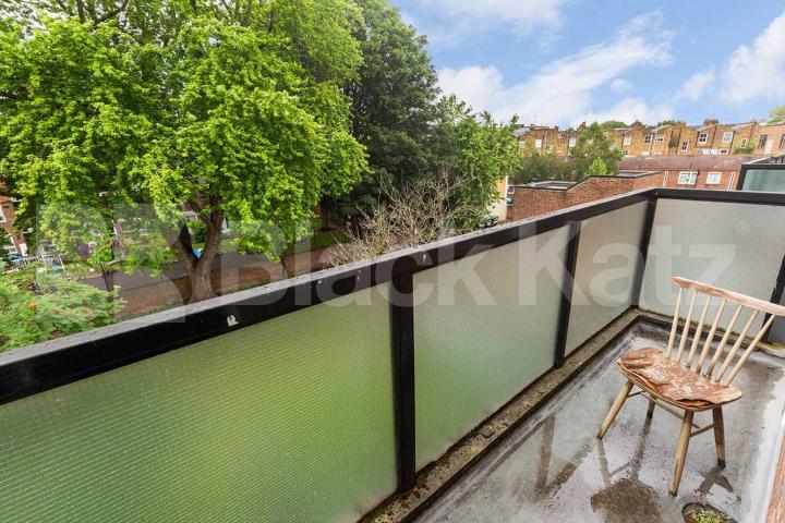 A split level 2/3 bedroom property with a large kitchen diner  Lindsey Mews, Islington